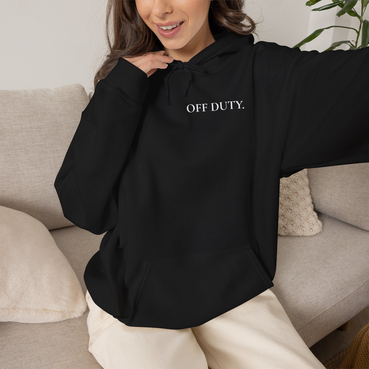 Sweat à capuche femme « Off Duty » : « HORS SERVICE. NE PAS DÉRANGER. »
