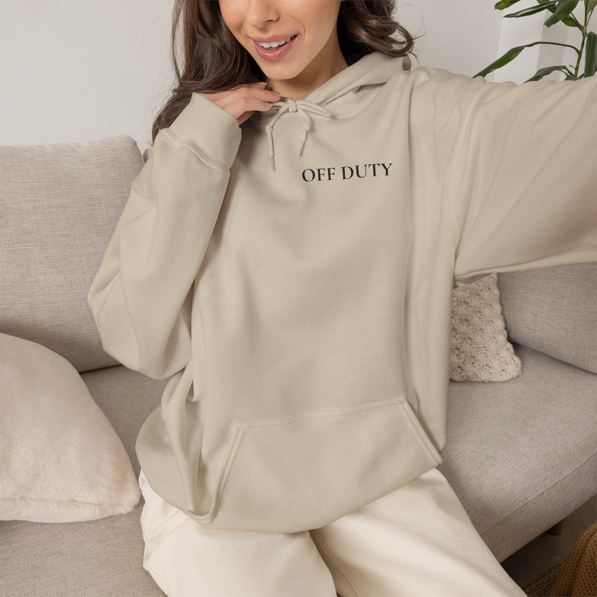 Sweat à capuche femme « Off Duty » : « HORS SERVICE. NE PAS DÉRANGER. »
