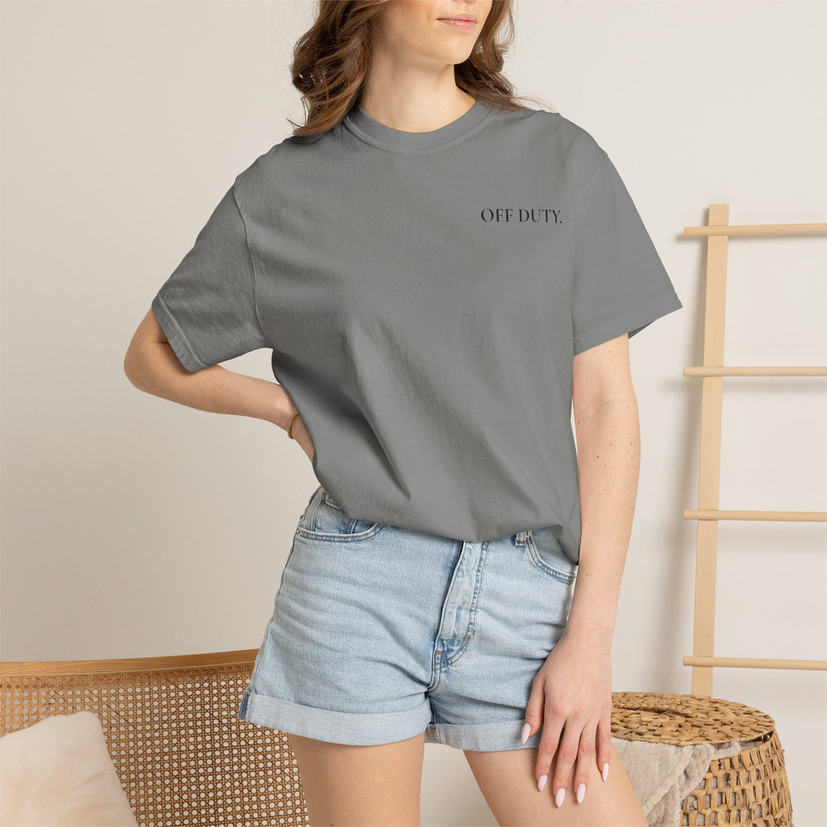 Damen T-Shirt „OFF DUTY“ – Minimalistisches „Out of Office“ Büro-Flucht Shirt