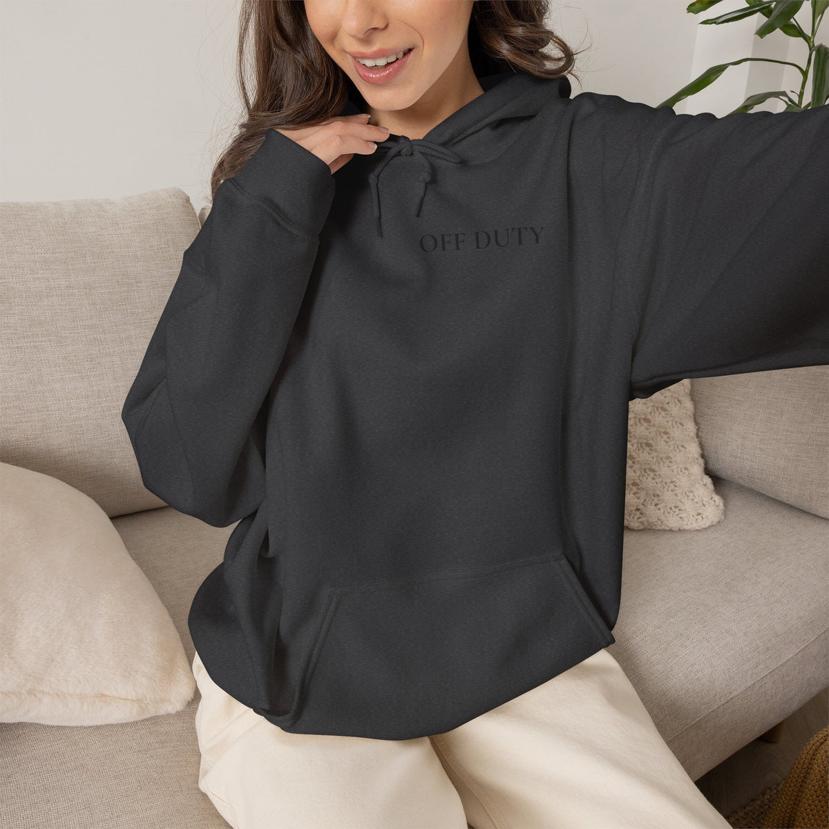 Sweat à capuche femme « Off Duty » : « HORS SERVICE. NE PAS DÉRANGER. »