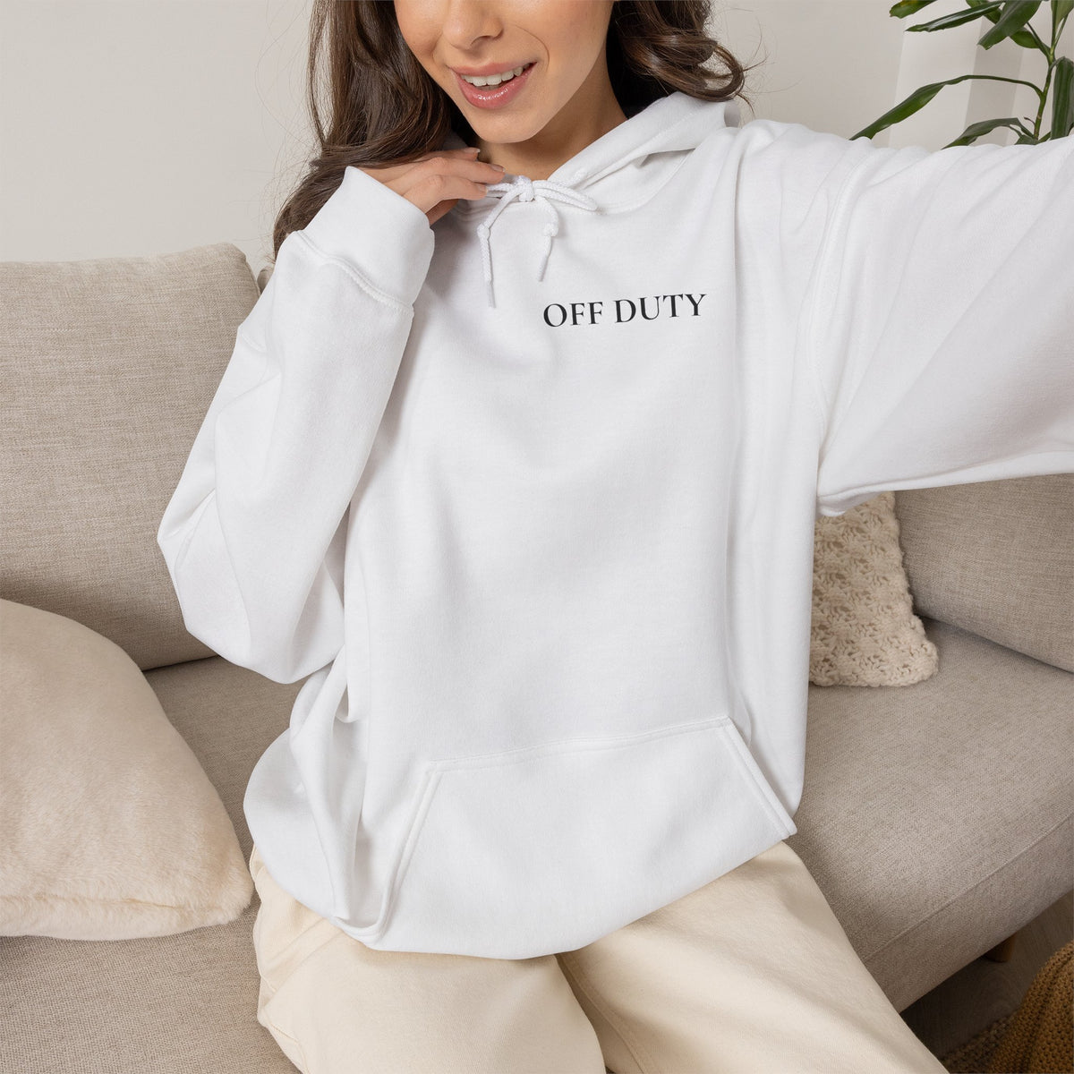 Sweat à capuche femme « Off Duty » : « HORS SERVICE. NE PAS DÉRANGER. »